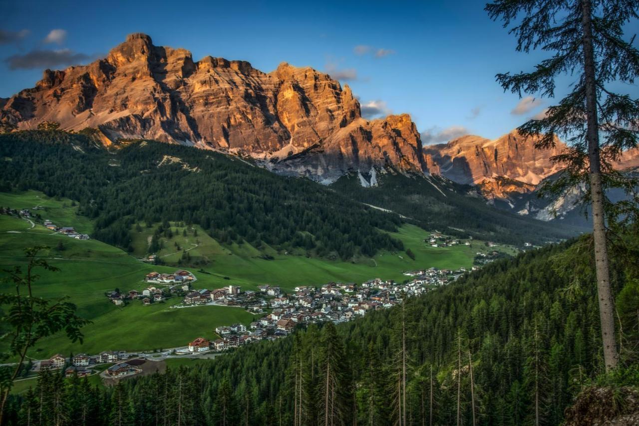 Hotel Conturines San Cassiano  Exteriér fotografie